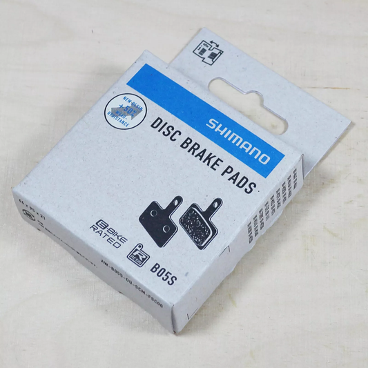 B05S-resin Harzbremsbeläge, Federn und 3-Typ-Bremsbelag-Befestigungsstifte (Paar)